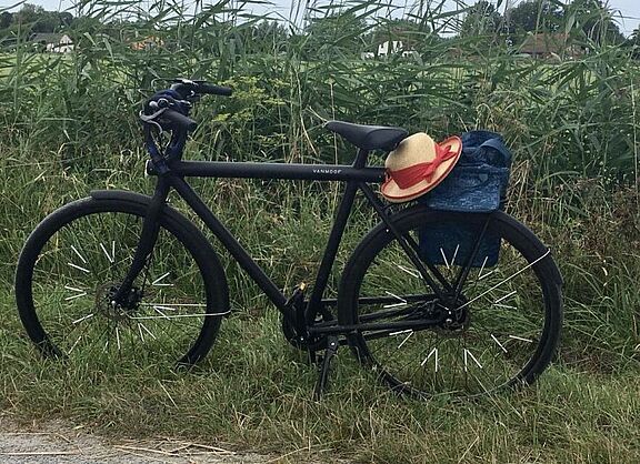 Ein Fahrrad am Feldrand