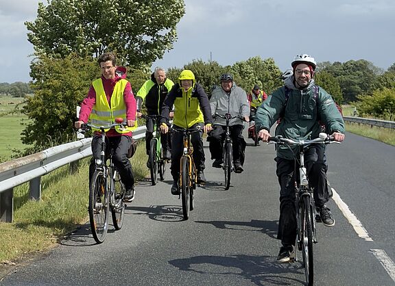 Eine Gruppe Radfahrende.