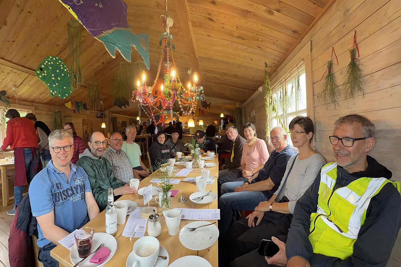 Radtour Lebenshilfe 2026-06-13 Eine Gruppe Menschen sitzt in einem Café.